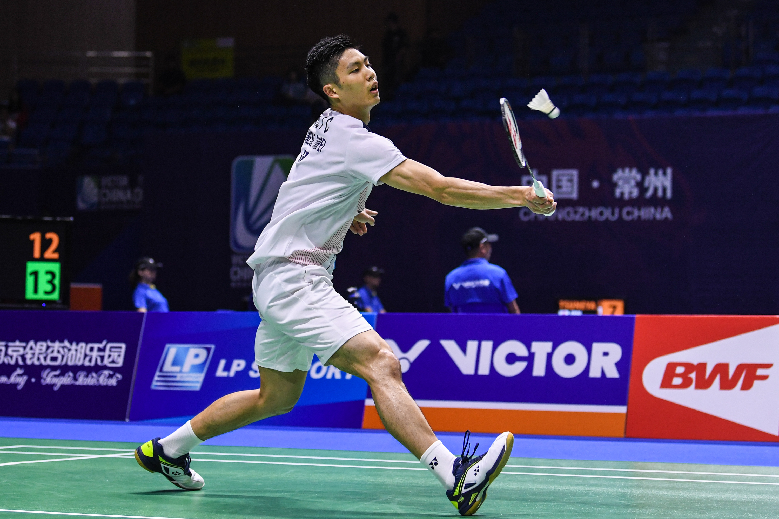 让他在防守 让他在防守